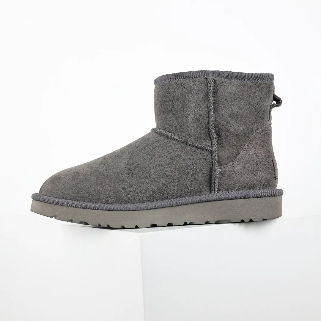 Pick up locally 💰540 Core recommendation Good price Cashmere insoles are a very suitable choice for keeping warm in winter and at home. In the new year, uug launched a series of styles, which are partial to the preferences of young consumers and have also moved to the forefront of fashion trends. Shoe body material Water-repellent coated suede upper 17mm UGGPURE™ implanted wool insole Lightweight non-slip comfortable rubber outsole With brand LOGO Trademark Comes with a full set of packaging Size: 35 36 37 38 39 40 41 42 43 44